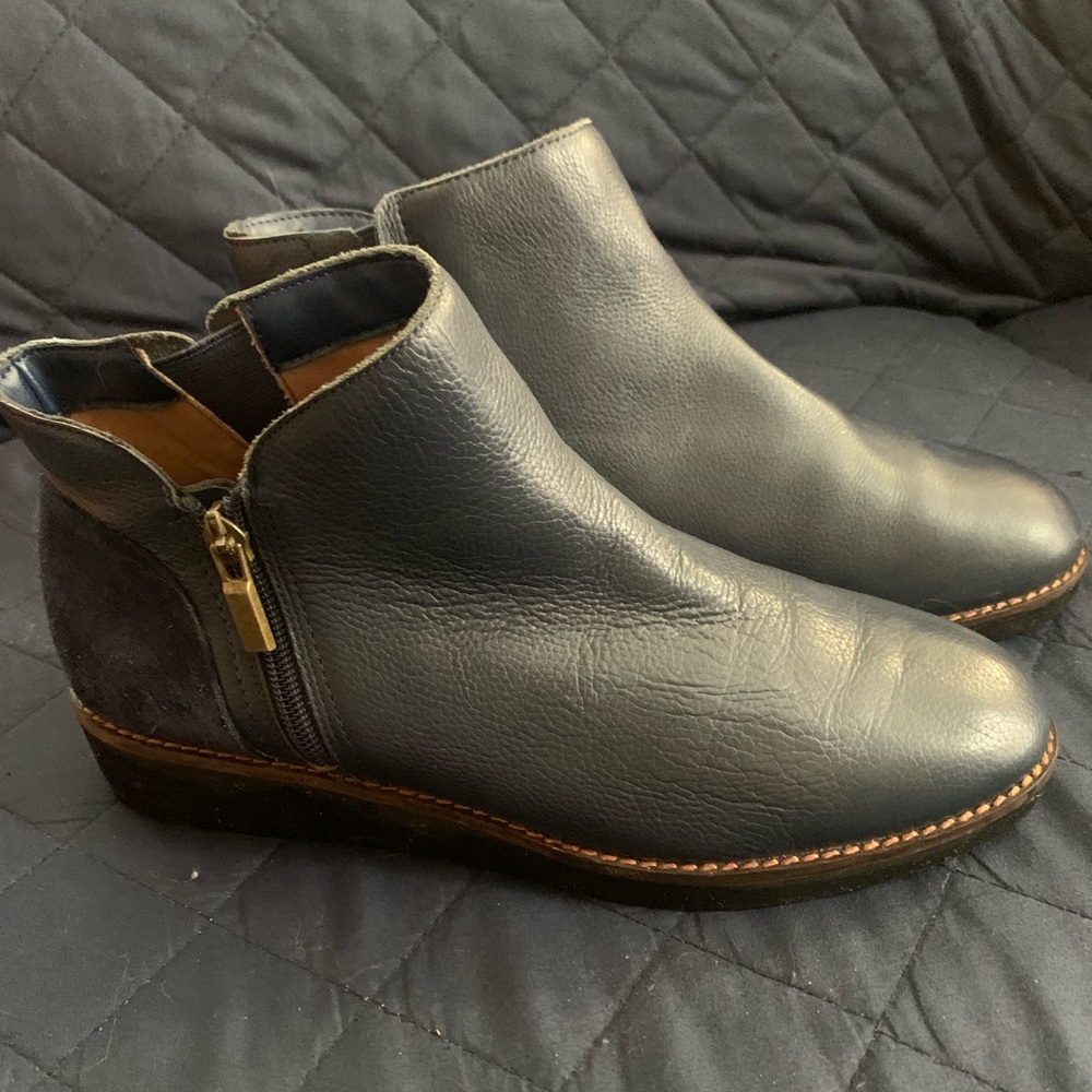 Navy blue leather ankle booties from SoftWalk. Suede heel with zipper closure.